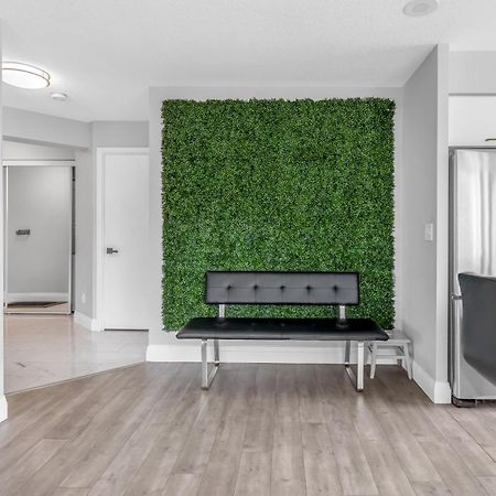 2 Bedroom Waterfront Condo Downtown W/ Free Parking Торонто Экстерьер фото