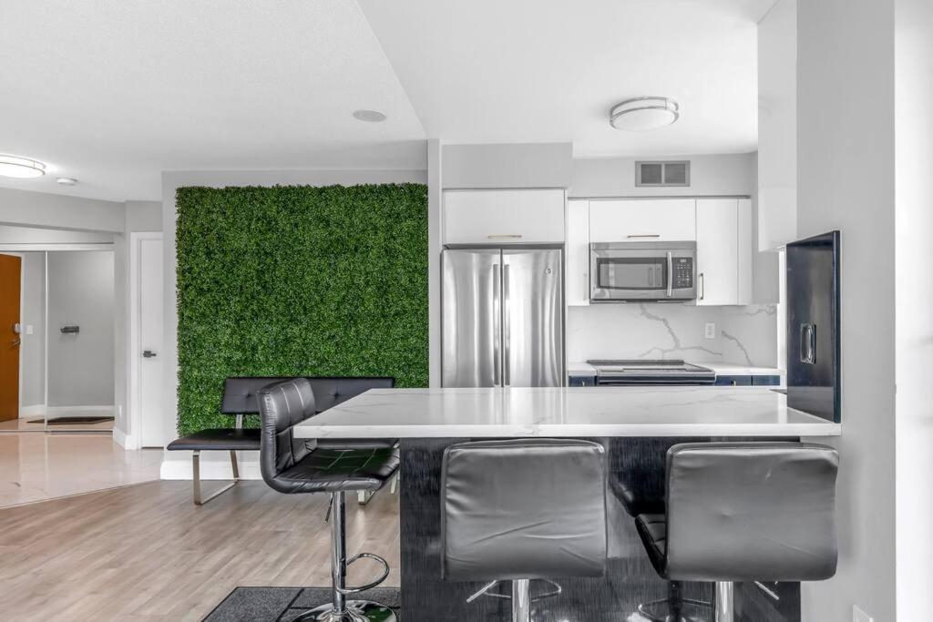 2 Bedroom Waterfront Condo Downtown W/ Free Parking Торонто Экстерьер фото