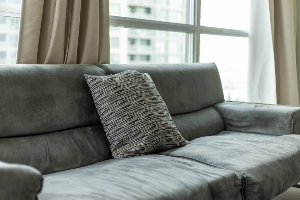 2 Bedroom Waterfront Condo Downtown W/ Free Parking Торонто Экстерьер фото