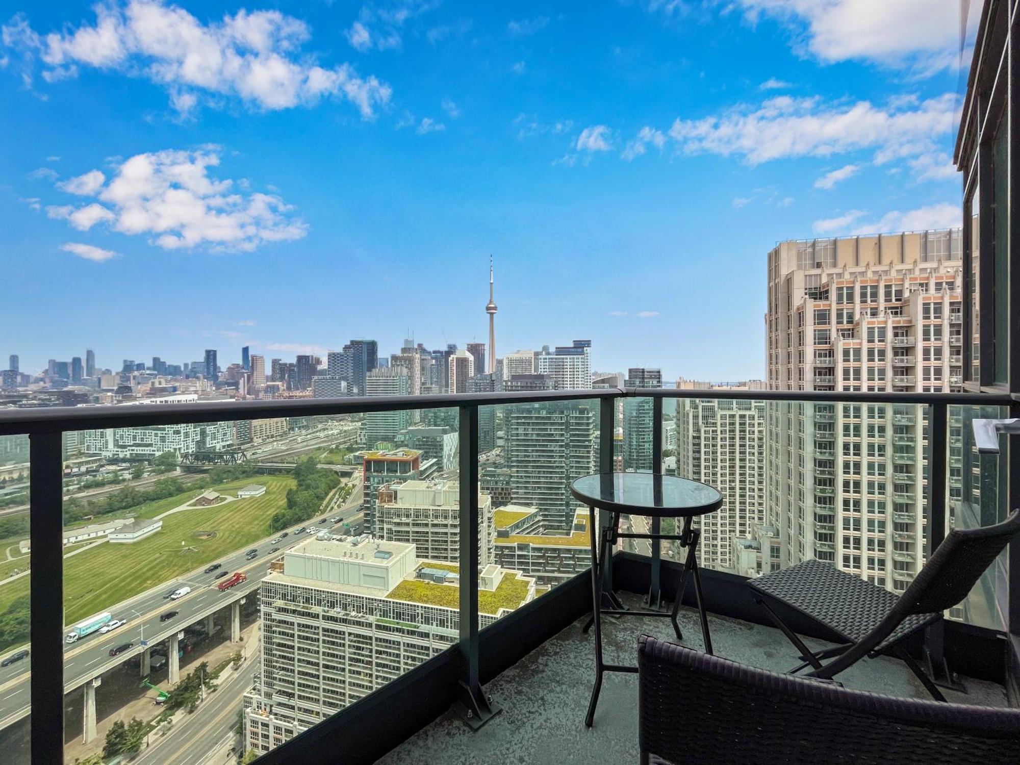 2 Bedroom Waterfront Condo Downtown W/ Free Parking Торонто Экстерьер фото