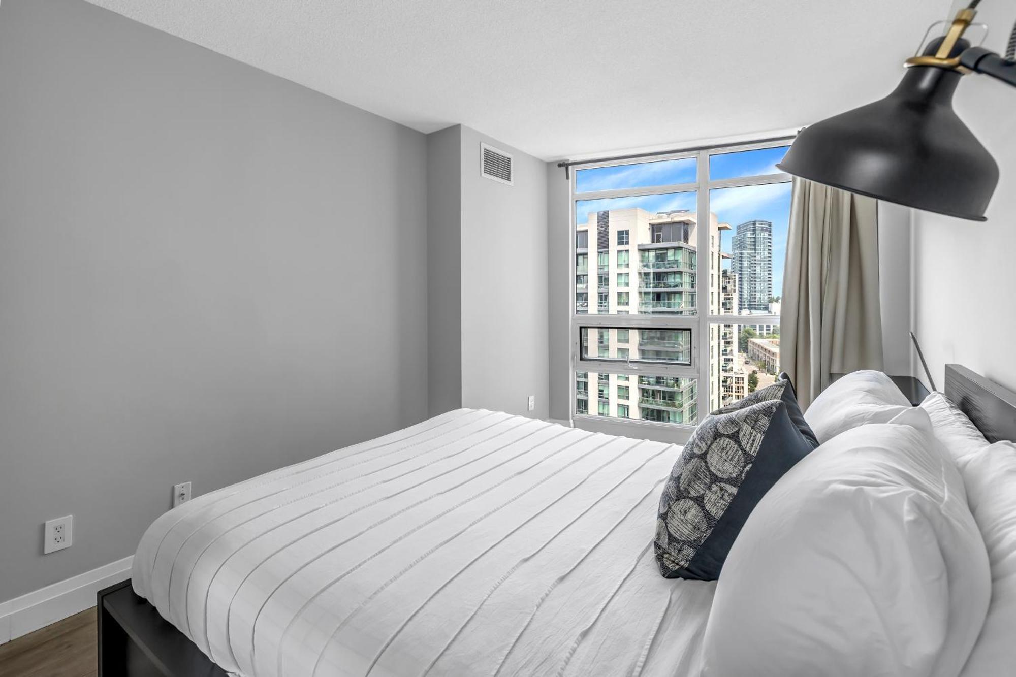 2 Bedroom Waterfront Condo Downtown W/ Free Parking Торонто Экстерьер фото