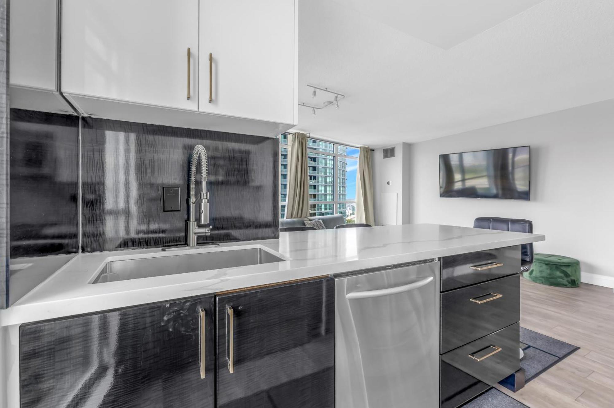 2 Bedroom Waterfront Condo Downtown W/ Free Parking Торонто Экстерьер фото
